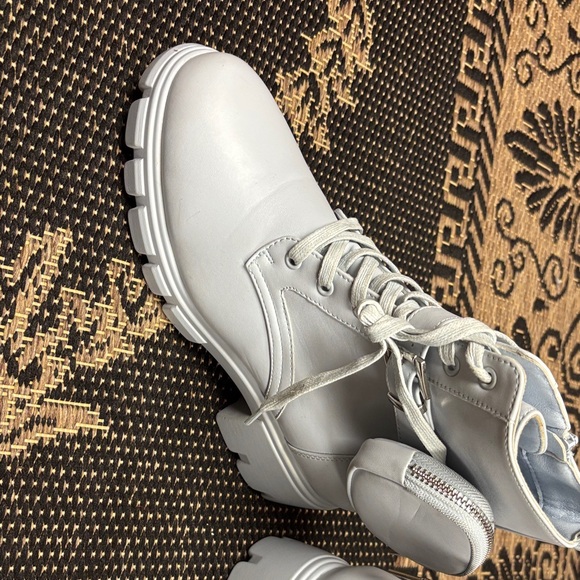 Stylish White Women's Boots size 9.5 - Picture 3 of 8